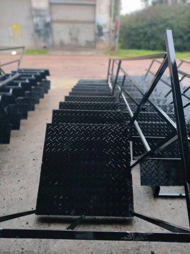 4. Escalera De Hierro Y Chapa Con Descanso De 0.60 De Ancho