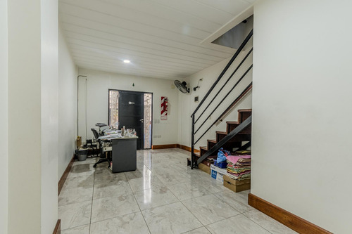 Casa Triplex Con Cochera Y Patio En Venta En Muñiz