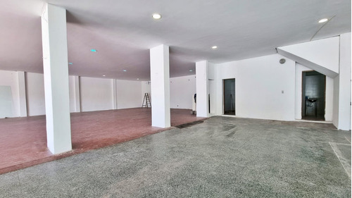 Imagen 6 de 11 de Local 324 M2 Sobre Av. Luro