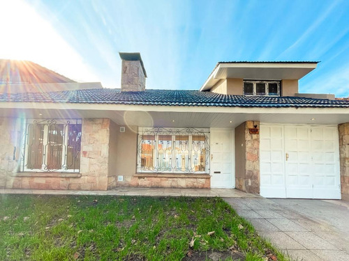 Casa En Venta - 2 Dormitorios 3 Baños - Cochera - 303mts2 - Mar Del Plata