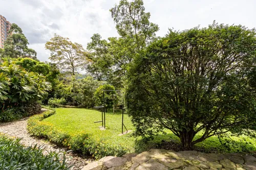 Casa En Venta En Loma Las Brujas. Cod V8340