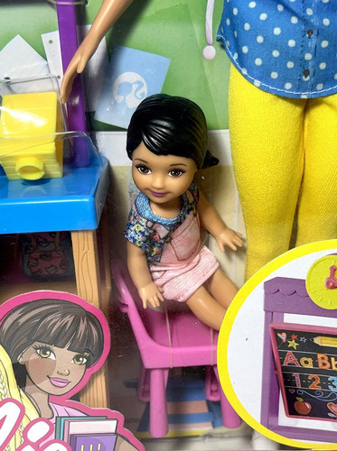 Conjunto Playset Boneca Barbie Loira Profissões Quero Ser Professora Do Jardim De Infância Do Colégio Escola - Com Menina Aluna E Acessórios De Sala De Aula - Mattel Brinquedos