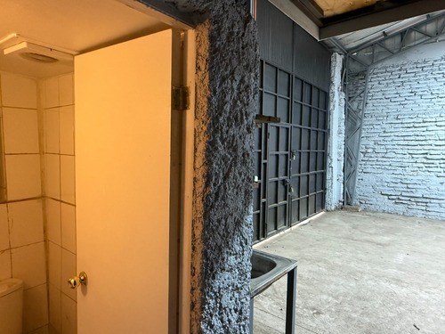 Galpón-bodega/quinta Normal/3 Privados/2baños/duchas
