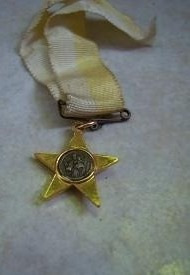 Medalla Religiosa Con Piedra En Dorado