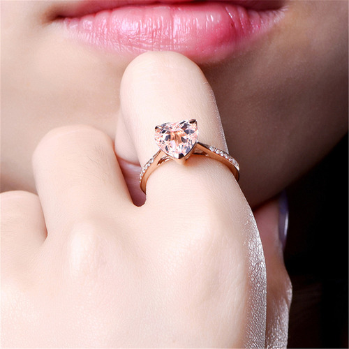 Anillo De Compromiso Con Cristal En Forma Corazón En Oro