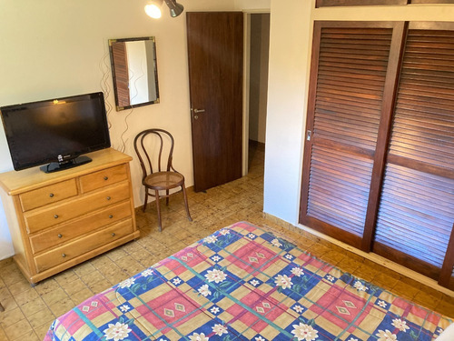 Imagen 9 de 25 de Casa Con Hermoso Parque En B° Los Robles Del Monarca Dueño Vende