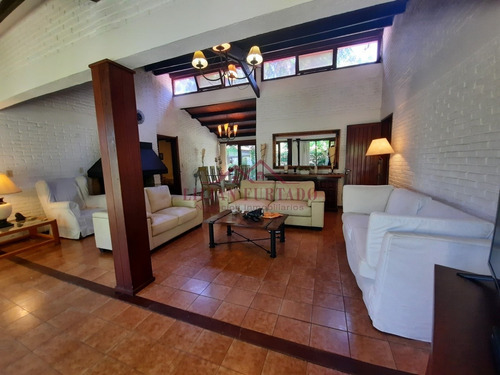 Hermosa Casa Ubicada Estratégicamente En El Barrio De San Rafael- Ref: 1330