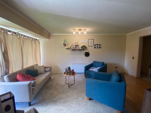 Casa En Venta De 4 Dorm./3 Baños/pieza Y Baño De Servicio