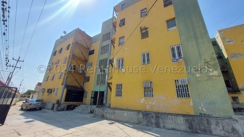 Comodo, Apartamento En Venta En Centro De Barquisimeto, Lara M C/* % R E F 24-20864