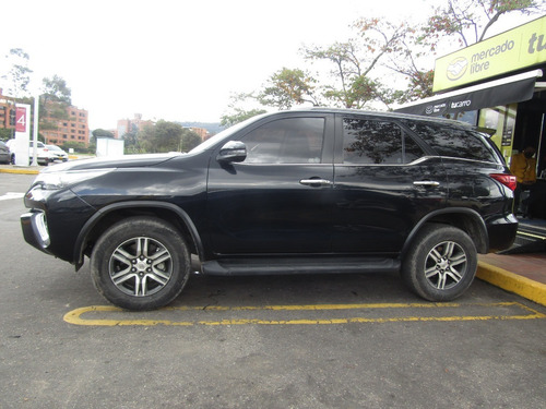 Imagen 10 de 15 de Toyota Fortuner Srv