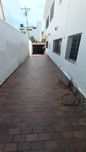 Aparto-casa, Remodelado, Amoblado Y Equipado En La Urb. Alta Florida (planta Alta)