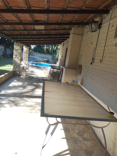 Vendo Casa : 2 Dormitorios ,baño , Living ,cocina Comedor .
