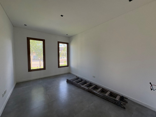 Casa En Tres Plantas Lote Al Agua Virazon