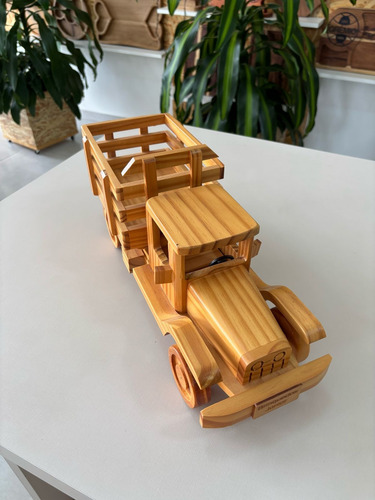 Miniatura Caminhão Boiadeiro Em Madeira Marrom-claro
