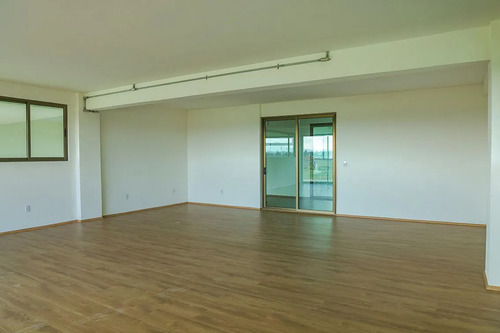 Edificio De Oficinas En Vía Principal Con Vista Panorámica