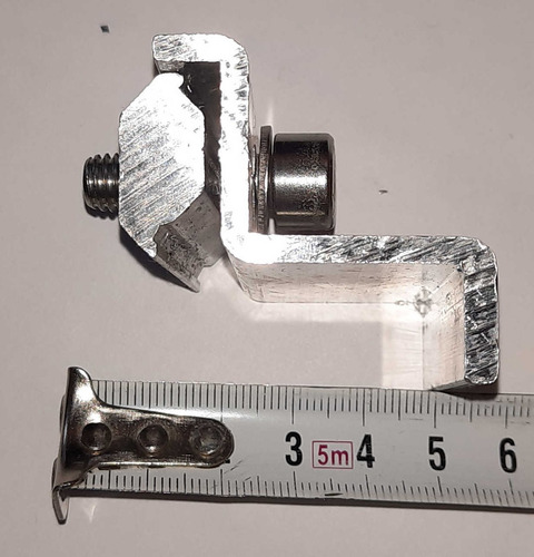 Imagen 1 de 2 de Medio Omega Con Tornillo Y Tuerca. Soporte Para Panel Solar