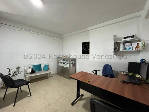 Raiza Suarez Vende Extraordinario Edificio En Pleno Centro De Barquisimeto,- 2 4 2 1 2 5 7-, Posee 4 Pisos, Azotea, Sótano Con Deposito, Locales Comerciales, Oficinas, Baños, Tanque Subterráneo.....