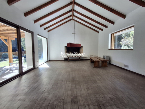 Casa En Venta De 4 Dorm. En Lo Barnechea Arrayan Rio