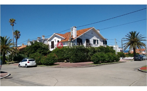 Casa En Venta, Peninsula, Punta Del Este, 4 Dormitorios.- Ref: 6618
