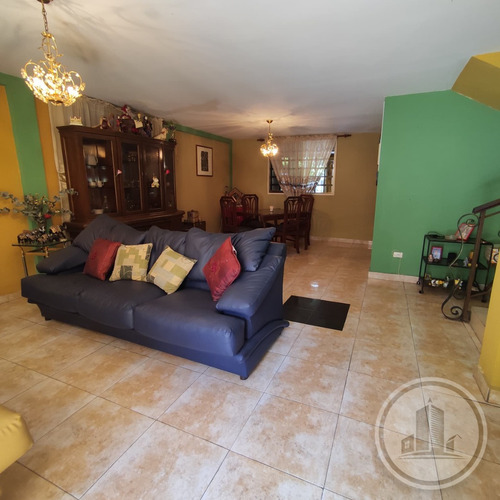 Townhouse En Venta Conjunto Residencia En El Castaño Maracay 06js