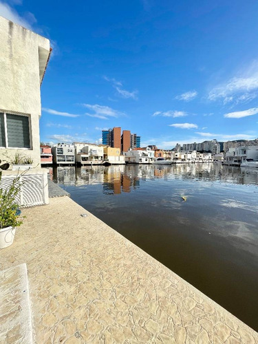 Hermosa Casa Bote B En Venta