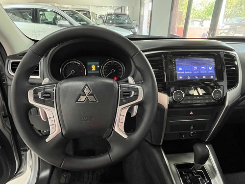 Imagen 8 de 15 de Mitsubishi L200 2023 2.4 Di-d High Power 181cv Cuero