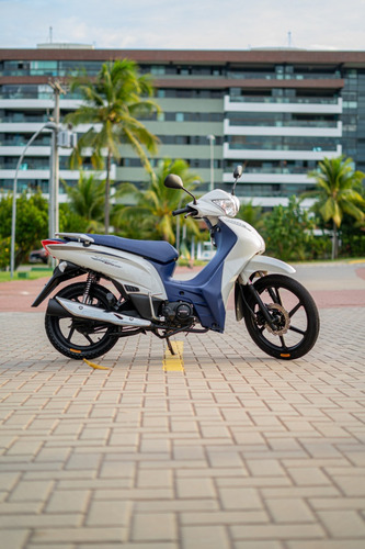 A Jet 125ss 2025 Preta Com O Banco Marrom.
