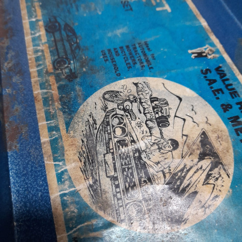 Imagem 6 de 7 de Caixa De Ferramentas Antiga Para Carros. Só A Caixa.