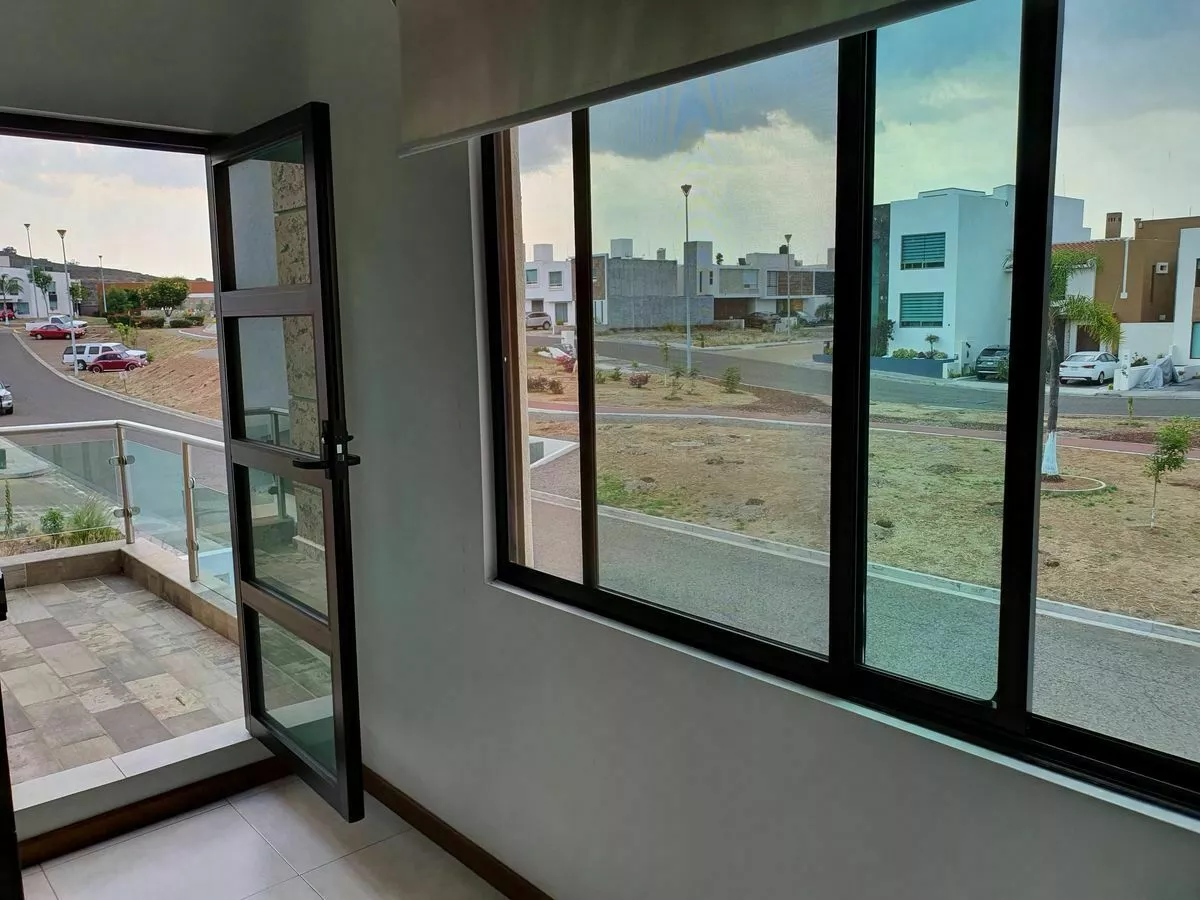 Casa Con Habitación En Planta Baja En Fracc. Privado (paseo