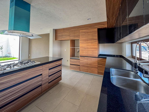 Casa En Venta En Metepec A Un Costado Del Parque Bicentenario Con Diseño Moderno