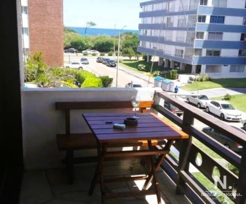 En Venta Apartamento De 2 Dormitorios En Edificio Jattendrai