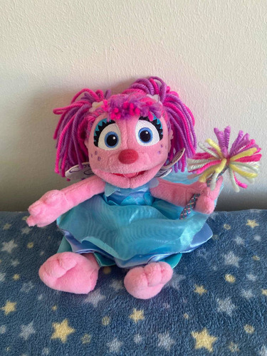 Peluche Abby Cadabby Plaza Sesamo Con Barita 26 Cm