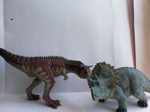 Carnotaurus Dinosaurios Y Triceratops