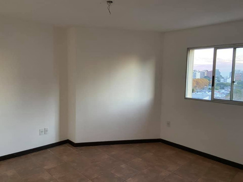 Se Alquila Lindo Apartamento En Zona Del Parque Rodo.