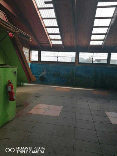 Casa De Esquina Con Excelente Ubicación
