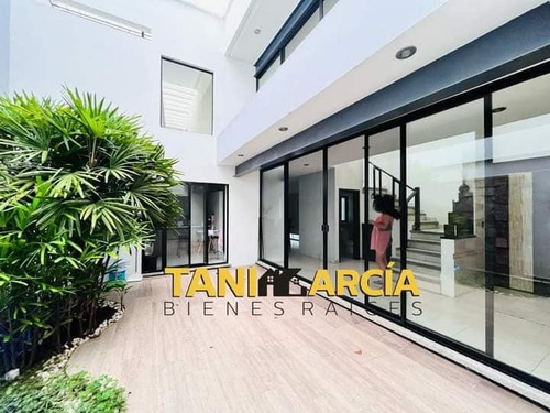 Vendo Casa Excelente Ubicación, Frente A Plaza Shangrila