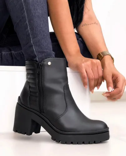 Bota da ramarim cano cheap curto