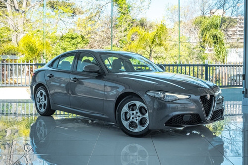 Imagen 1 de 15 de Alfa Romeo Giulia 200 Gris Grafito