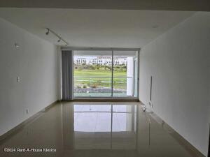 Venta - Departamento En Planta Baja, 3 Recamaras. Zibata