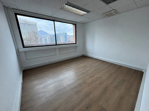 Oficina Con Terraza Y Vistas Despejadas En Nueva Apoquindo