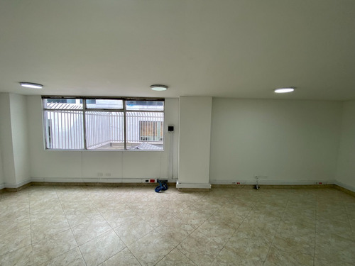Imagen 17 de 22 de Arriendo Oficina 39m2. Chicó, Carrera 15. Piso 2, Espacio Amplio Vista Lateral, Con 1 Cupo De Parqueadero