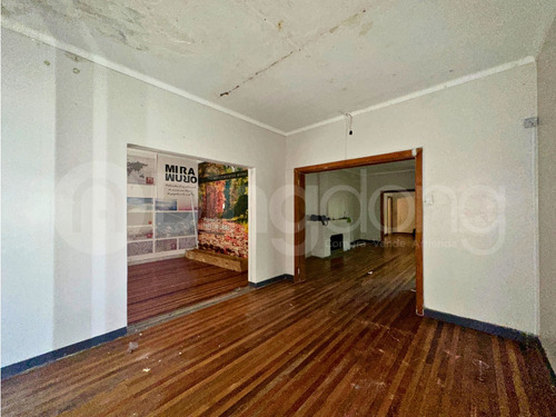 Venta De Local Comercial Céntrico Con Estacionamiento