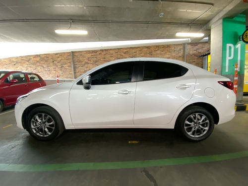 Imagen 7 de 25 de Mazda 2 Sedan