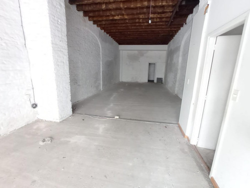 Imagen 4 de 8 de Local -excelente Local A Pasos De Mercado Del Puerto Y Buquebus, 70 M2 !!
