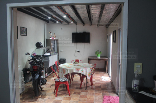 Casa De 2 Dormitorios, Con Garage, Quincho Y Parrilla