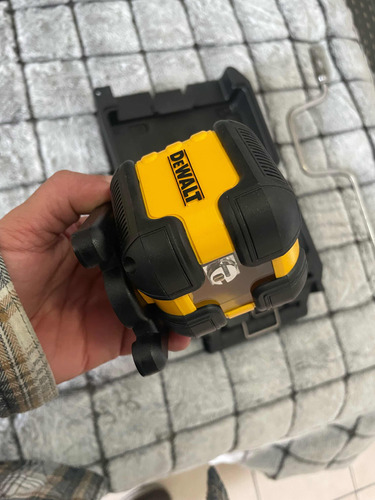 Dewalt Nivel Láser Rojo Con Tripié Recargable  Dw08802cg