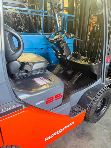 Imagen 6 de 11 de Autoelevador Toyota 2.5tn Nafta/glp/desplazador