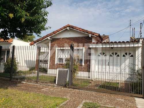 Chalet Ubicado En El Barrio Ferroviario De Ituzaingo Norte . 