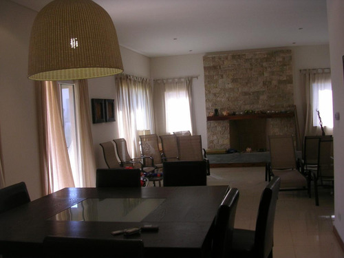 Casa De 4 Dormitorios Con Pileta - Funes