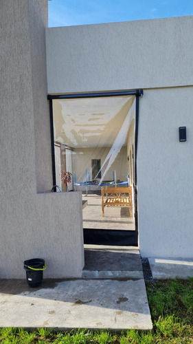 Casa En Venta - 3 Dormitorios 3 Baños - Cocheras - 2.125mts2 - Poblet, La Plata